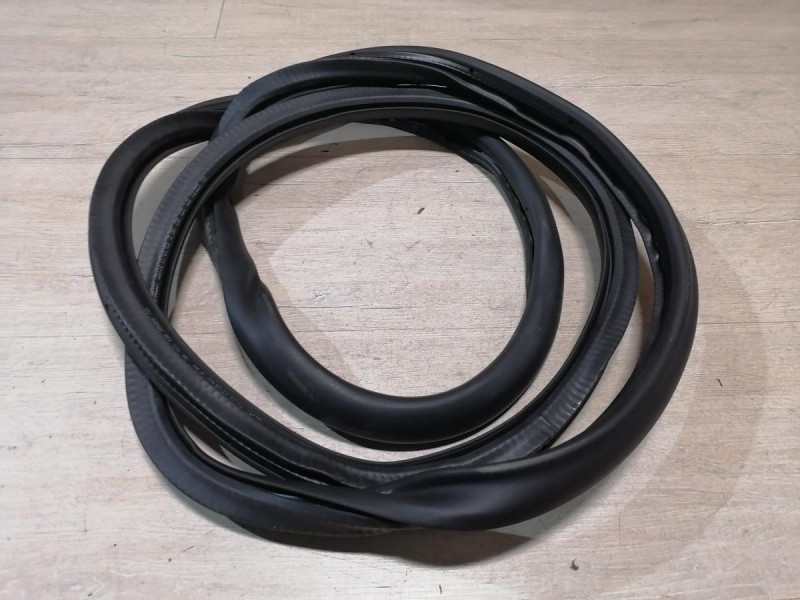 Passat B7 уплотнитель дверного проема задний левый