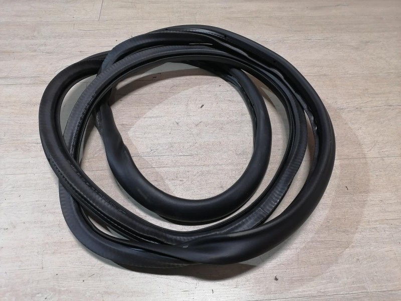 Passat B7 уплотнитель дверного проема задний левый