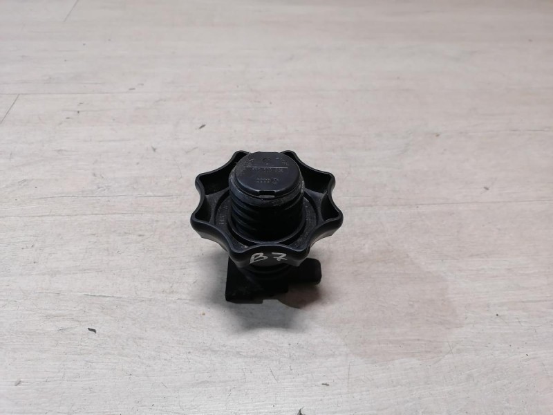 Passat B7 фиксатор запаски кронштейн