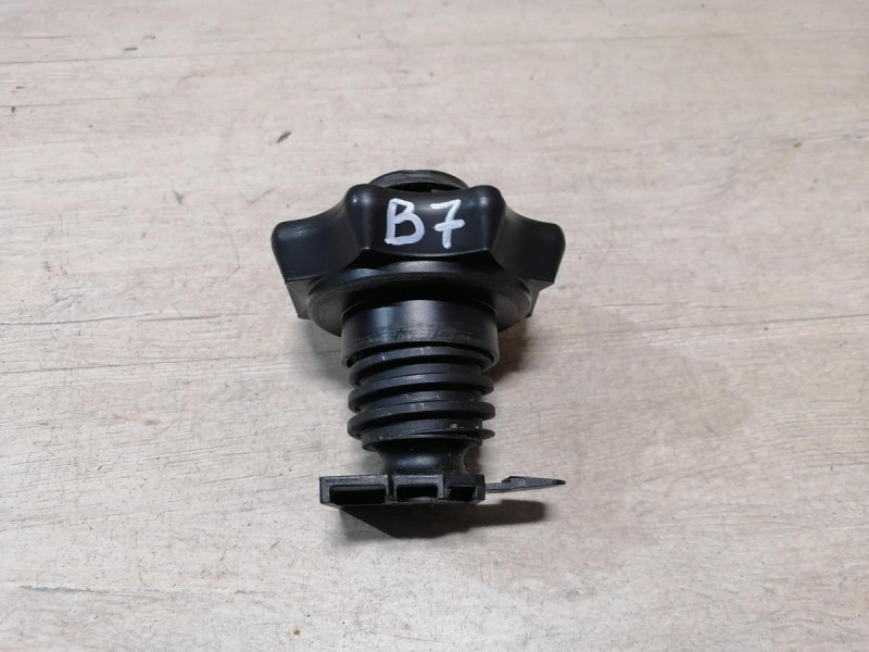 Passat B7 фиксатор запаски кронштейн