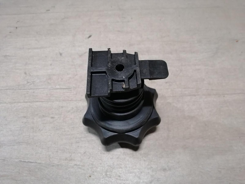 Passat B7 фиксатор запаски кронштейн