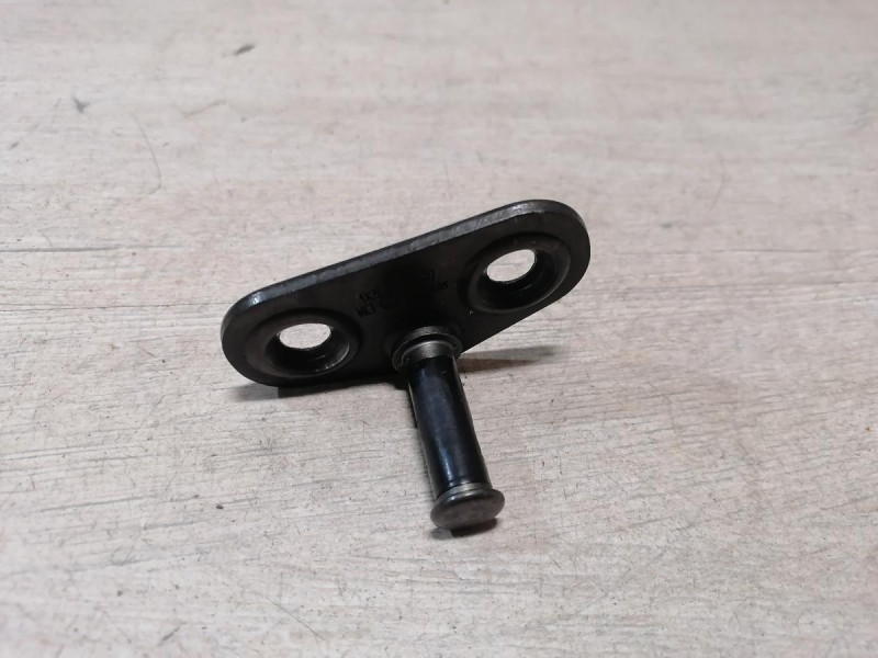 Passat B7 петля замка багажника