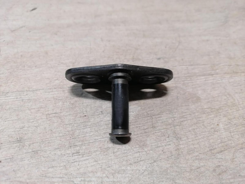 Passat B7 петля замка багажника