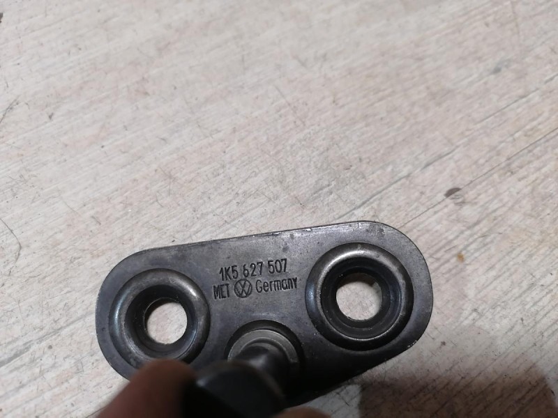 Passat B7 петля замка багажника