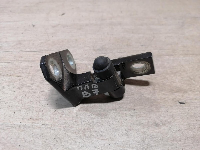 Passat B7 петля двери передняя левая верхняя