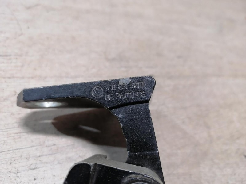 Passat B7 петля двери передняя левая верхняя