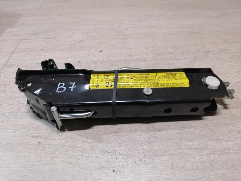 Passat B7 набор инструментов домкрат балонник крюк