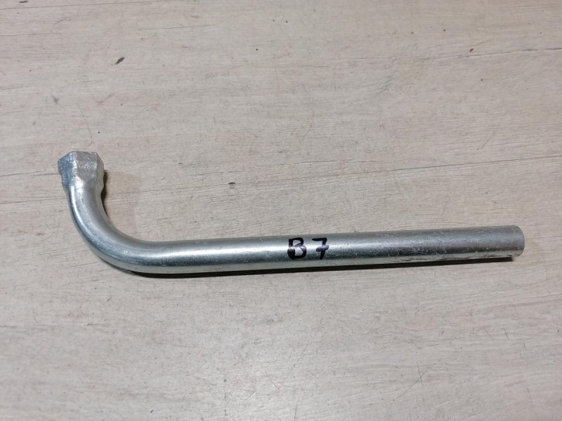 Passat B7 набор инструментов домкрат балонник крюк