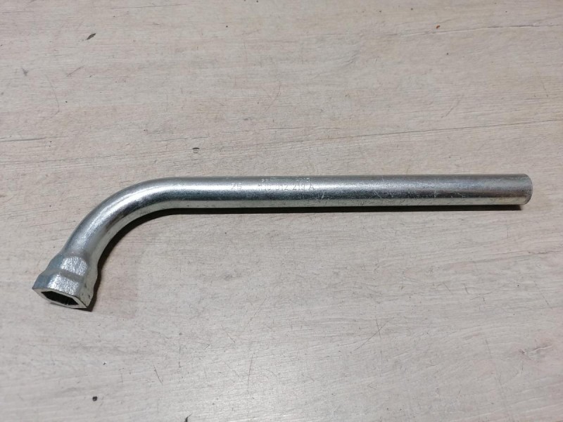 Passat B7 набор инструментов домкрат балонник крюк