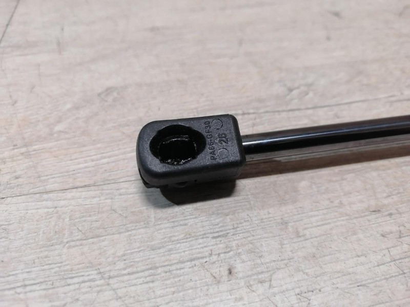 Passat B7 амортизатор крышки багажника