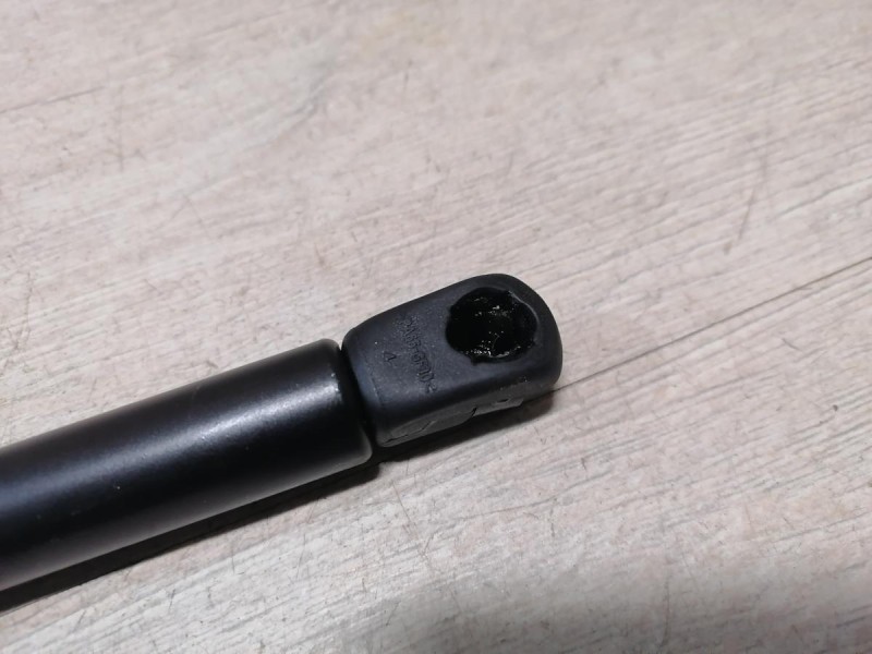 Passat B7 амортизатор крышки багажника