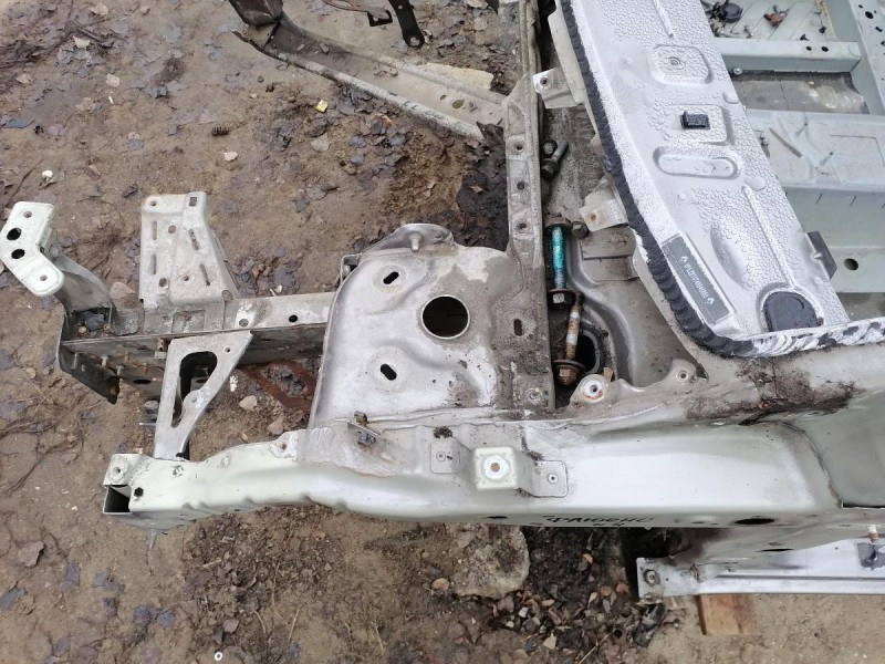 Fluence №4 лонжерон левый