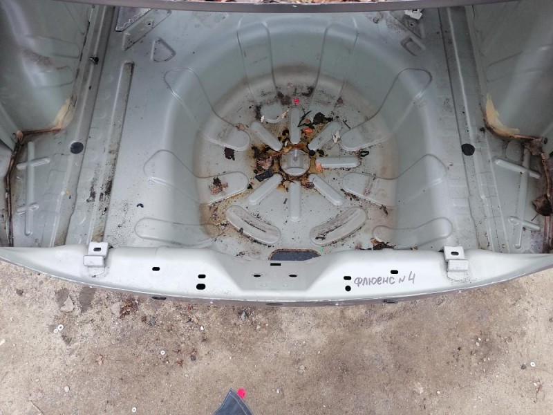 Fluence №4 панель задняя ниша под запаску