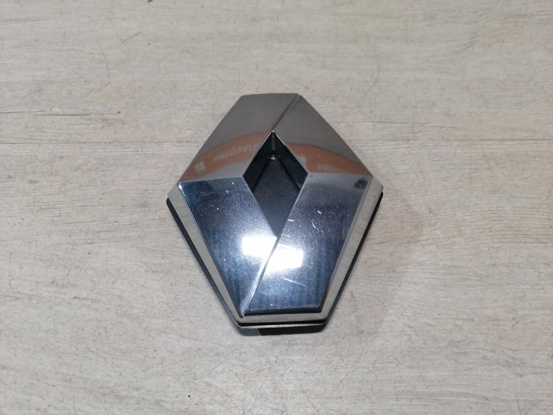 Fluence №4 эмблема переднего бампера