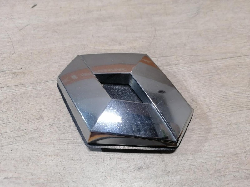 Fluence №4 эмблема переднего бампера