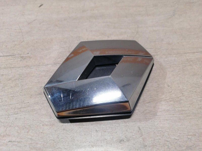 Fluence №4 эмблема переднего бампера