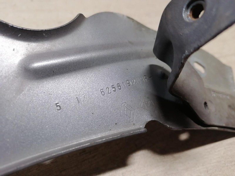 Fluence №4 кронштейн переднего крыла левый