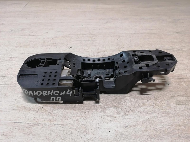 Fluence №4 кронштейн ручки двери правый