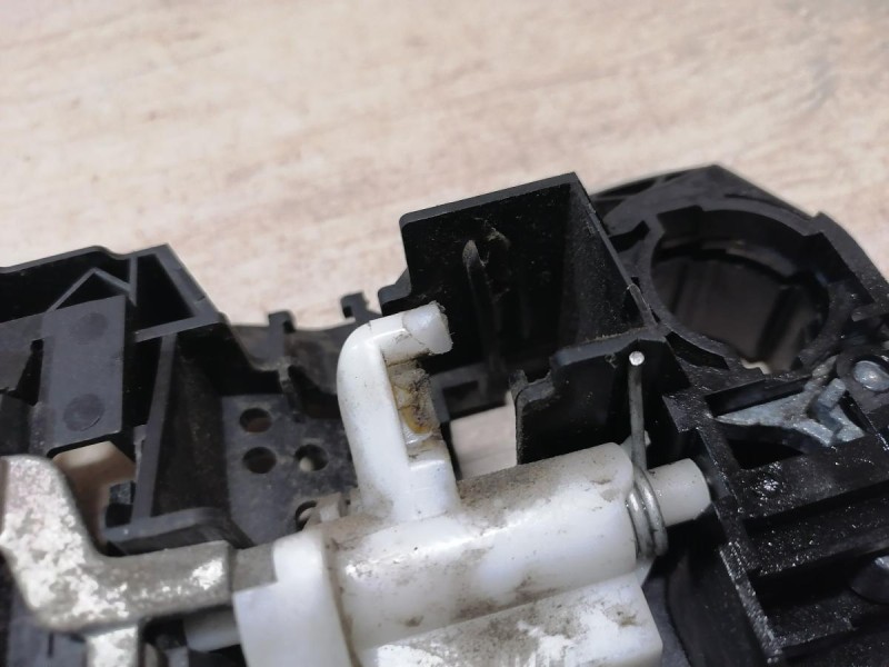 Fluence №4 кронштейн ручки двери правый