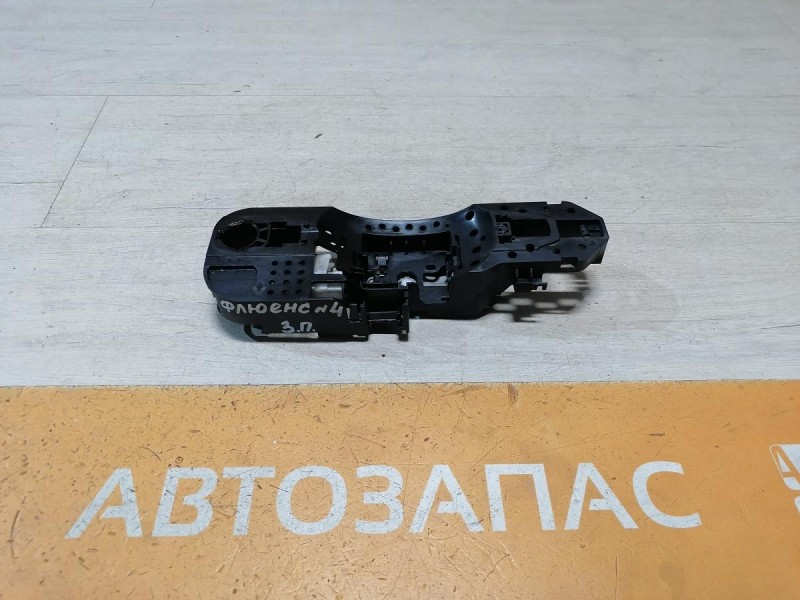 Fluence №4 кронштейн ручки двери правый