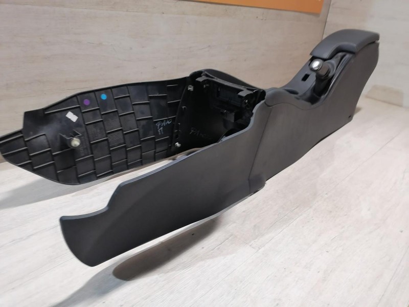 Fluence №4 подлокотник в сборе