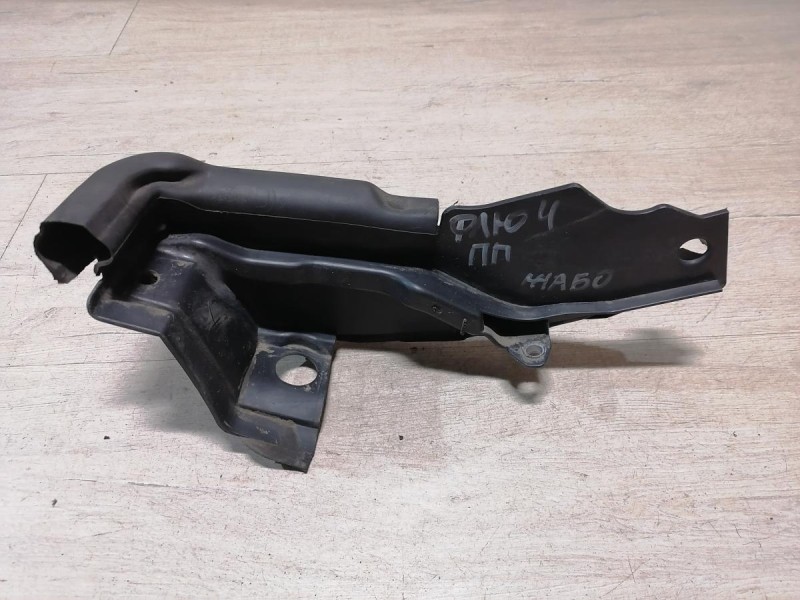 Fluence №4 накладка петли капота правая