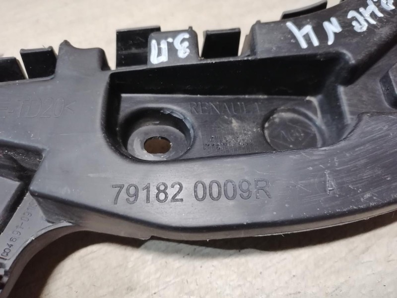 Fluence №4 крепление заднего бампера на крыло правое