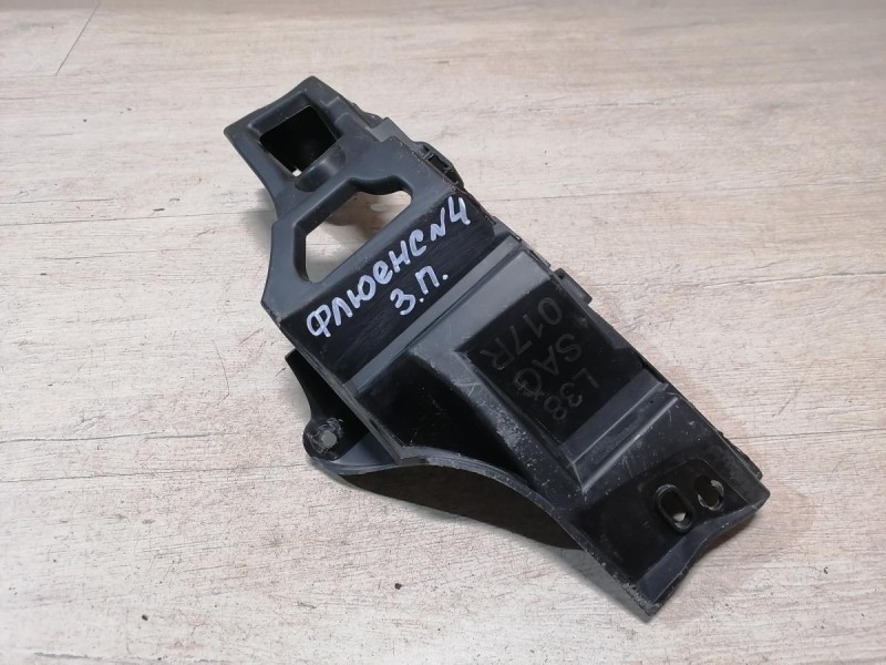 Fluence №4 крепление заднего бампера под фонарь правое
