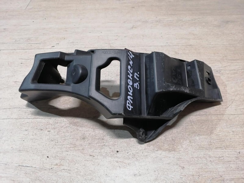 Fluence №4 крепление заднего бампера под фонарь правое