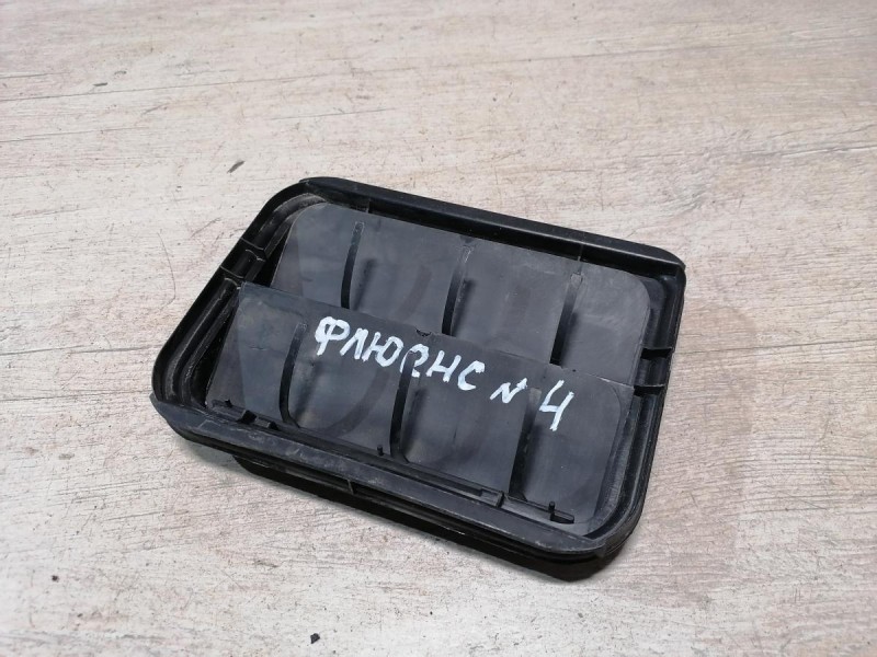 Fluence №4 решетка вентиляции багажника клапан