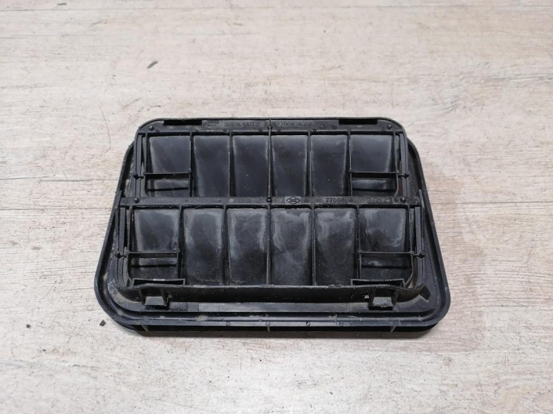 Fluence №4 решетка вентиляции багажника клапан