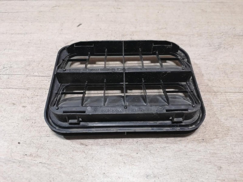 Fluence №4 решетка вентиляции багажника клапан