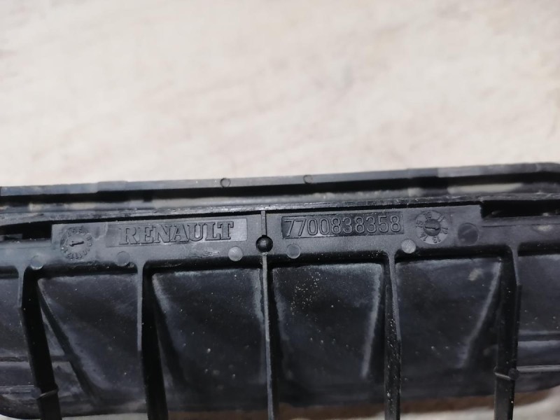 Fluence №4 решетка вентиляции багажника клапан