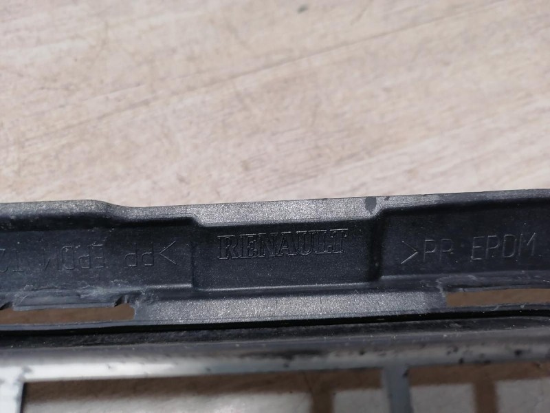 Fluence №4 решетка радиатора