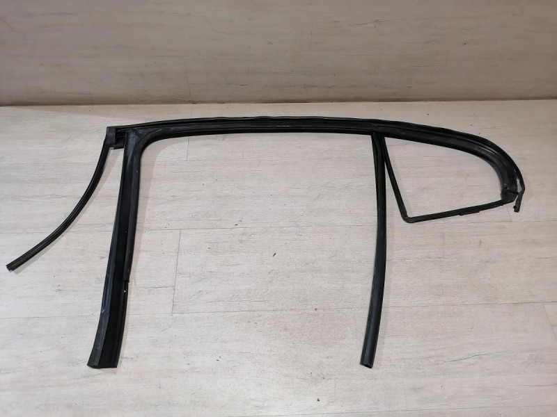 Fluence №4 бархотка верхняя задняя правая уплотнитель стекла