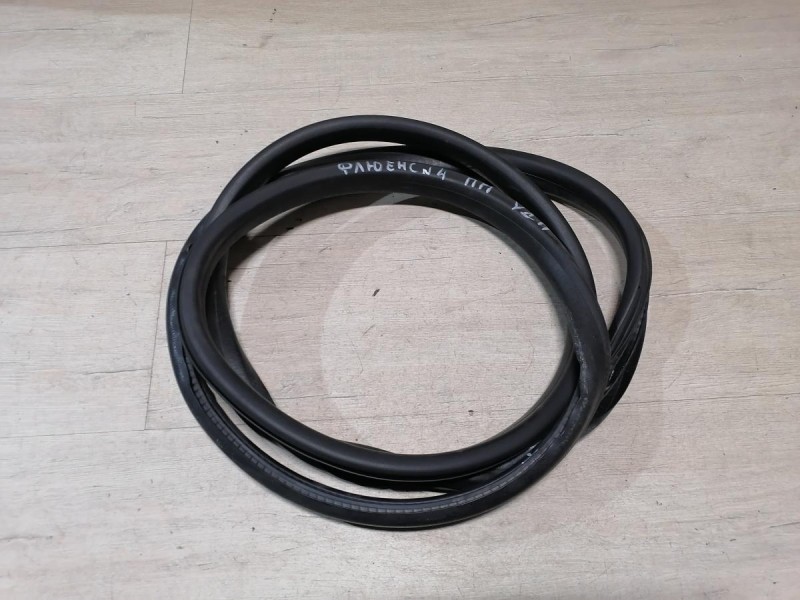 Fluence №4 уплотнитель дверного проема передний правый