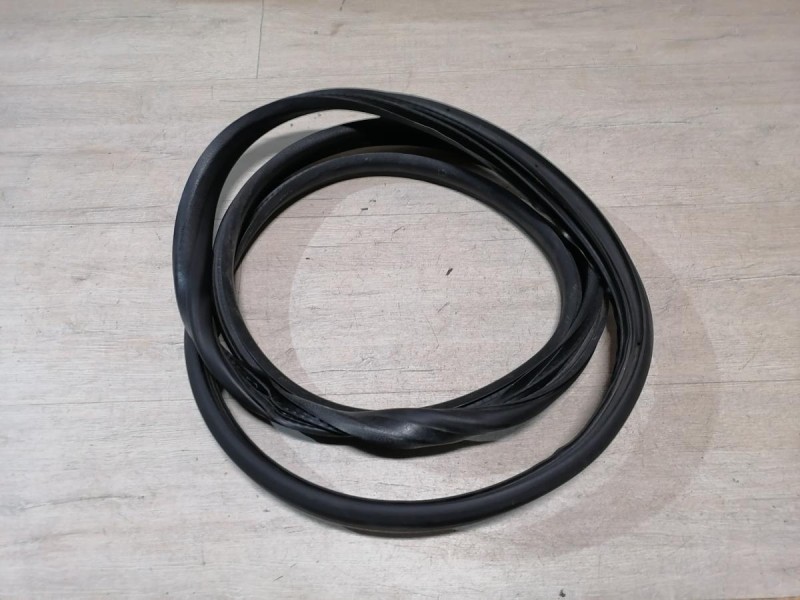 Fluence №4 уплотнитель дверного проема передний правый