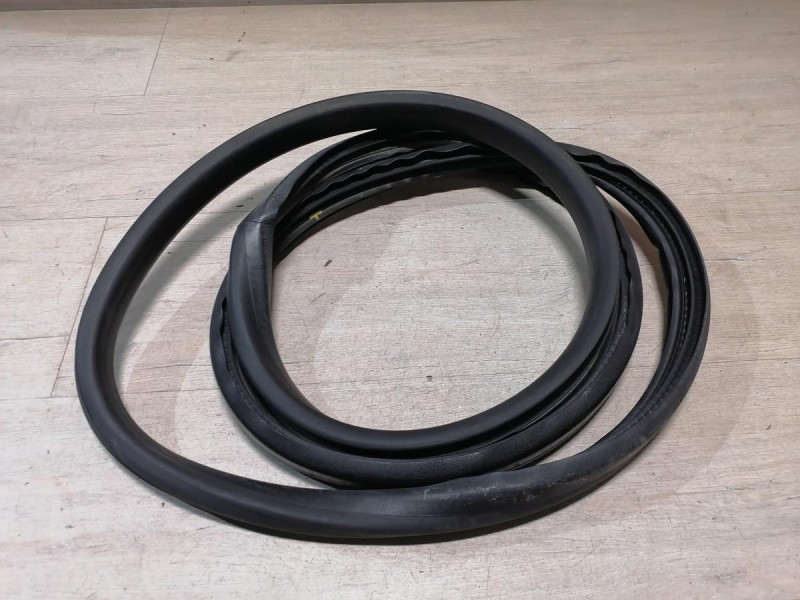 Fluence №4 уплотнитель дверного проема задний правый