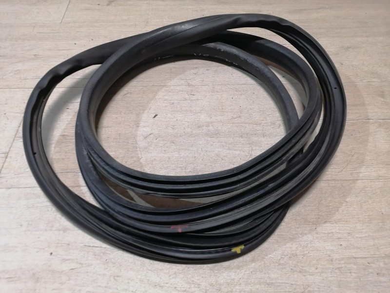 Fluence №4 уплотнитель дверного проема задний левый