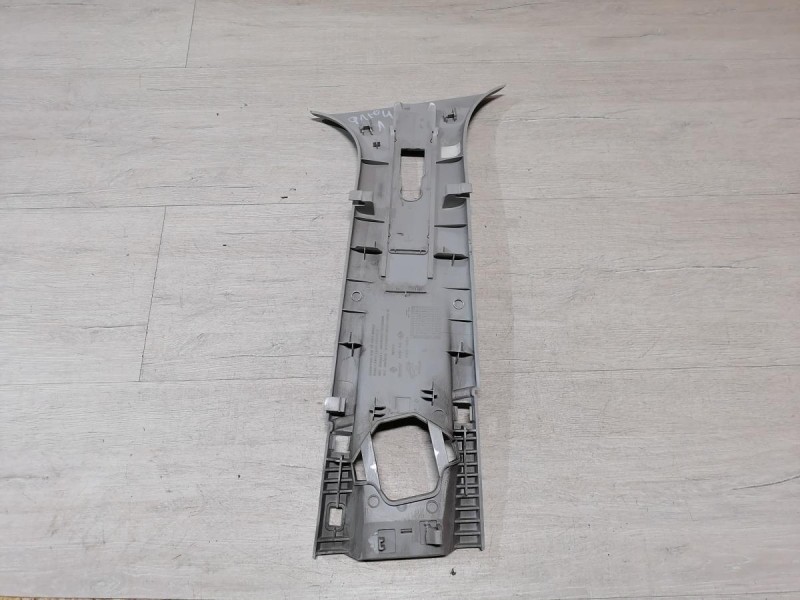 Fluence №4 обшивка средней стойки верхняя левая