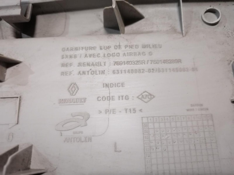 Fluence №4 обшивка средней стойки верхняя левая