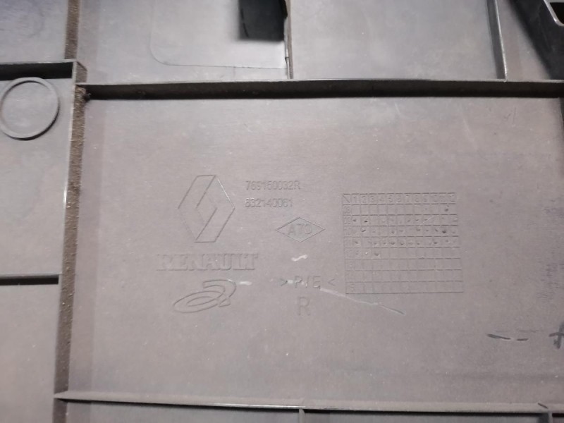 Fluence №4 обшивка средней стойки нижняя правая