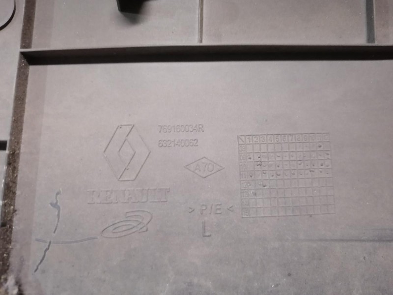 Fluence №4 обшивка средней стойки нижняя левая