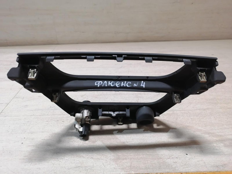 Fluence №4 рамка под магнитолу блок климата