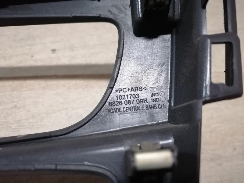 Fluence №4 рамка под магнитолу блок климата