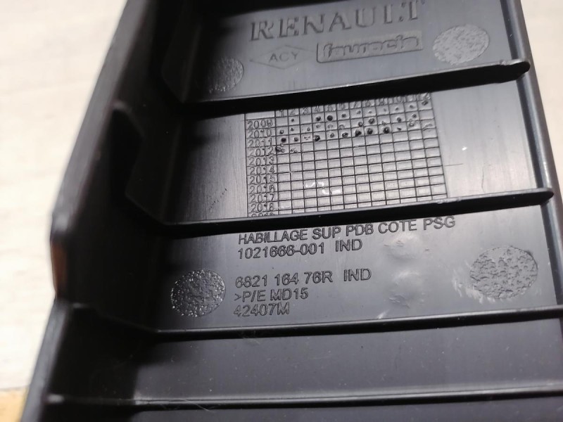 Fluence №4 накладка торпедо над бардачком