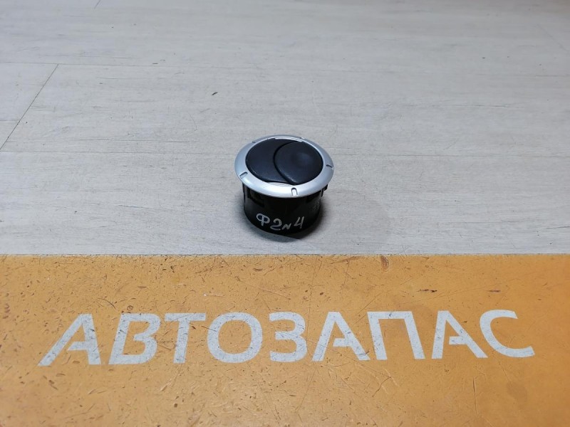 Logan ф2 №4 дефлектор торпедо