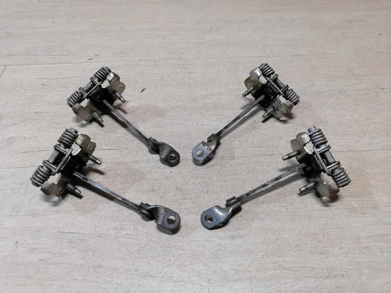 Logan ф2 №4 ограничитель двери