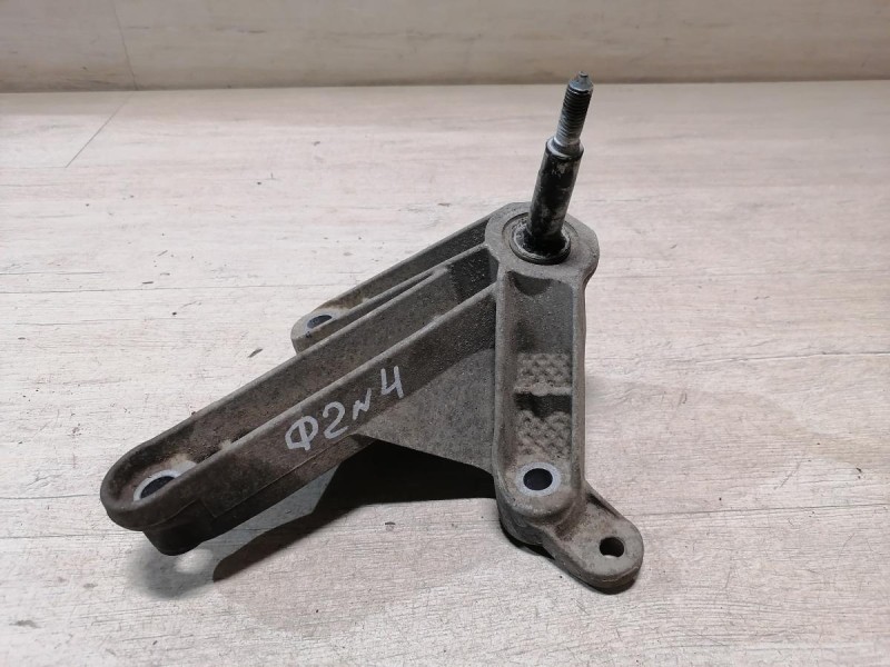 Logan ф2 №4 кронштейн верхней подушки коробки мкпп