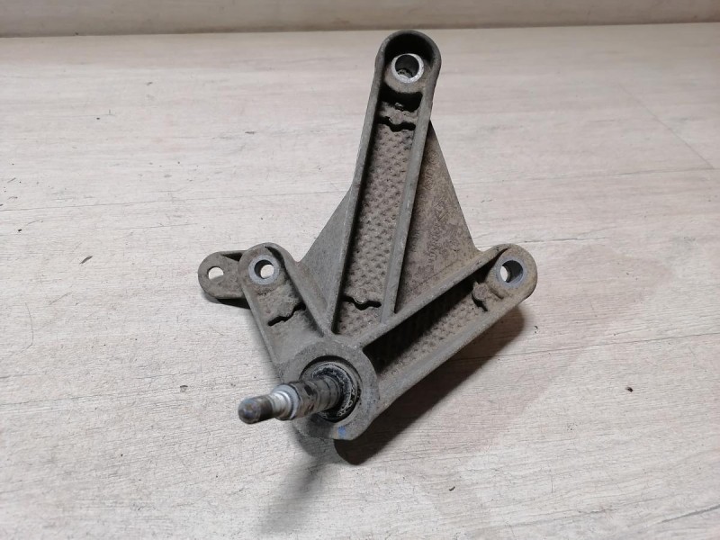 Logan ф2 №4 кронштейн верхней подушки коробки мкпп